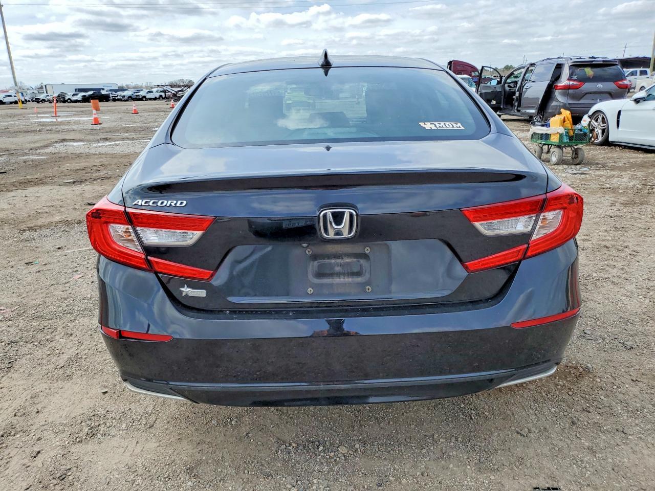 2018 HONDA ACCORD LX photo 6