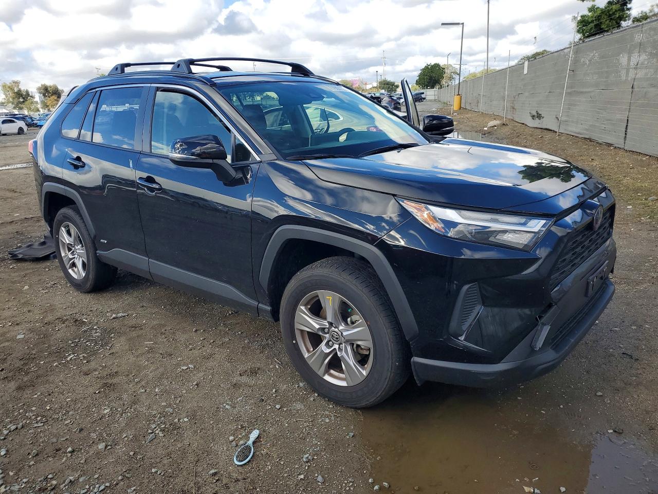2024 TOYOTA RAV4 XLE photo 7