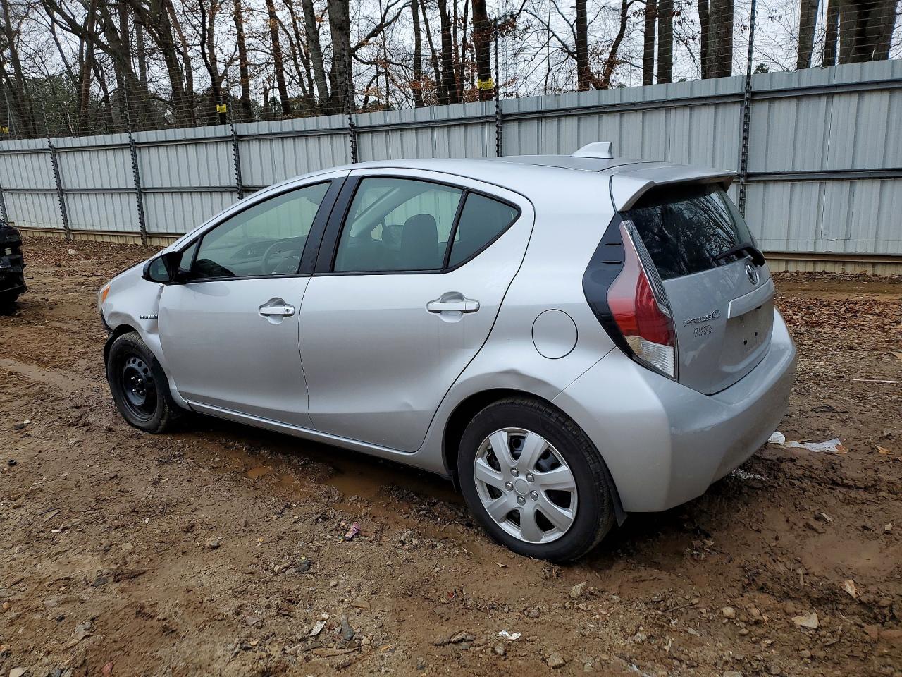2015 TOYOTA PRIUS C photo 2