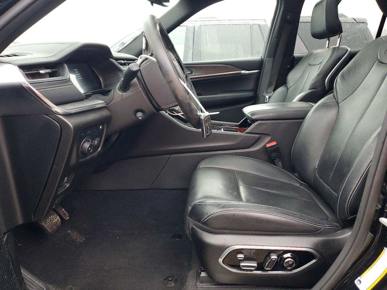 2023 JEEP GRAND CHEROKEE OVERLAND 4XE photo 13