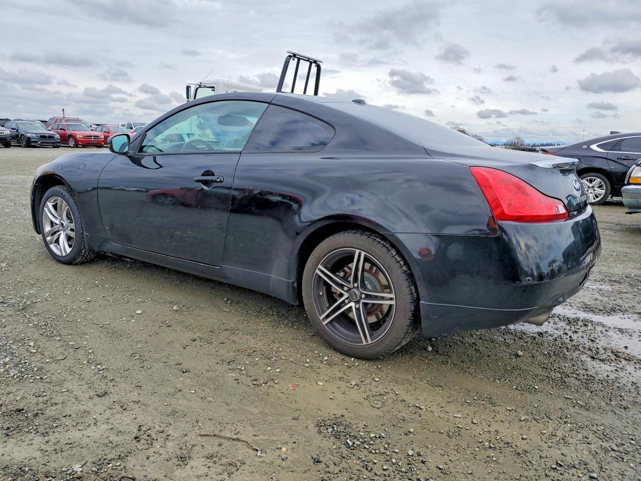 2010 INFINITI G37 photo 2