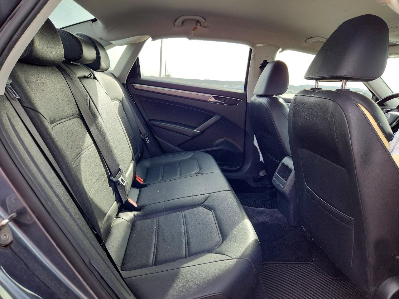 2018 VOLKSWAGEN PASSAT S photo 28