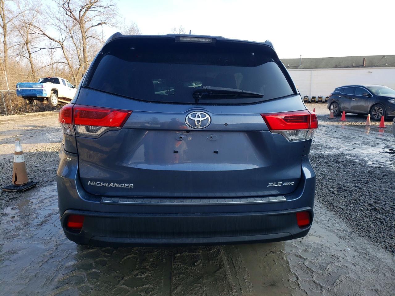 2019 TOYOTA HIGHLANDER SE photo 11