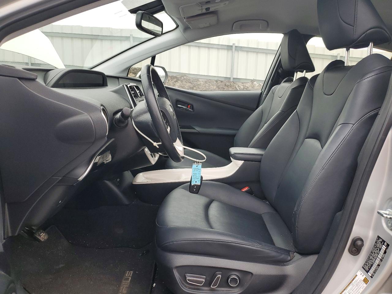 2016 TOYOTA PRIUS FOUR photo 7