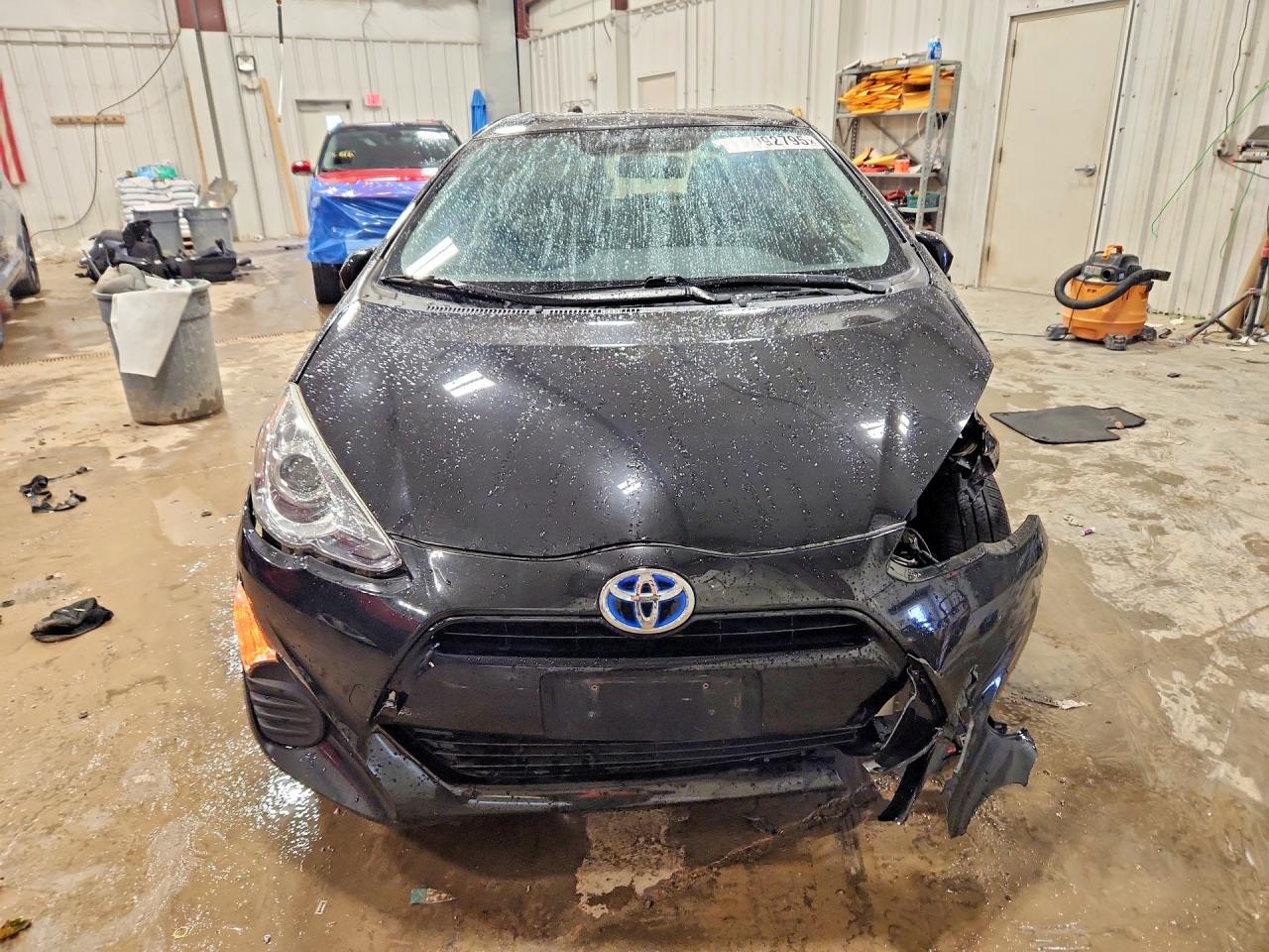 2016 TOYOTA PRIUS C TWO photo 13