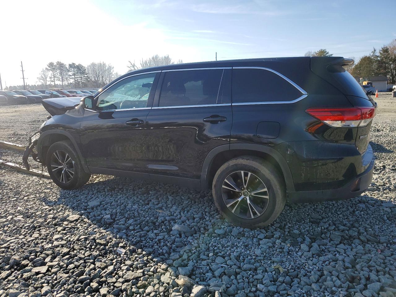 2019 TOYOTA HIGHLANDER LE photo 3