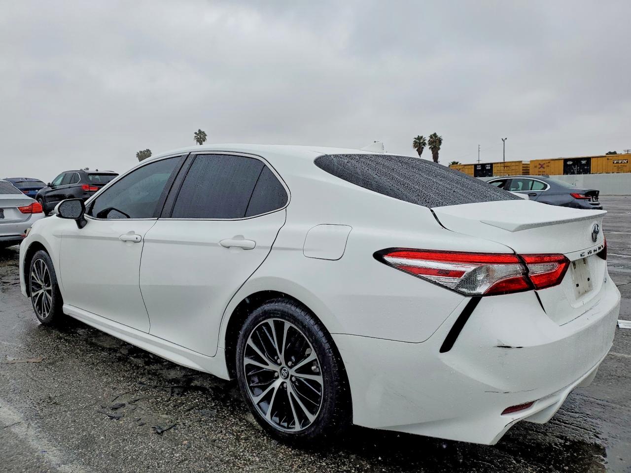 2020 TOYOTA CAMRY SE photo 2