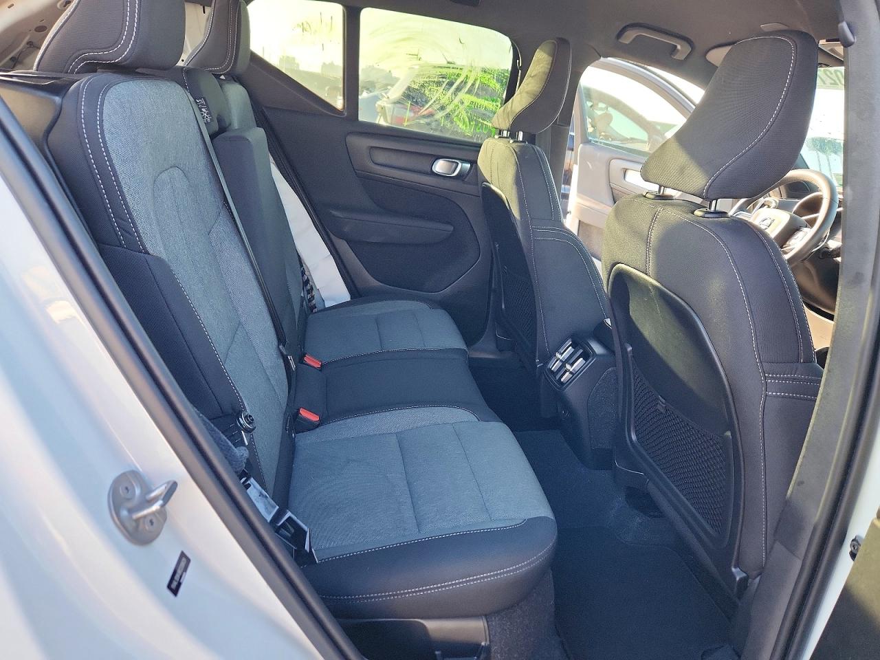 2024 VOLVO XC40 CORE photo 11