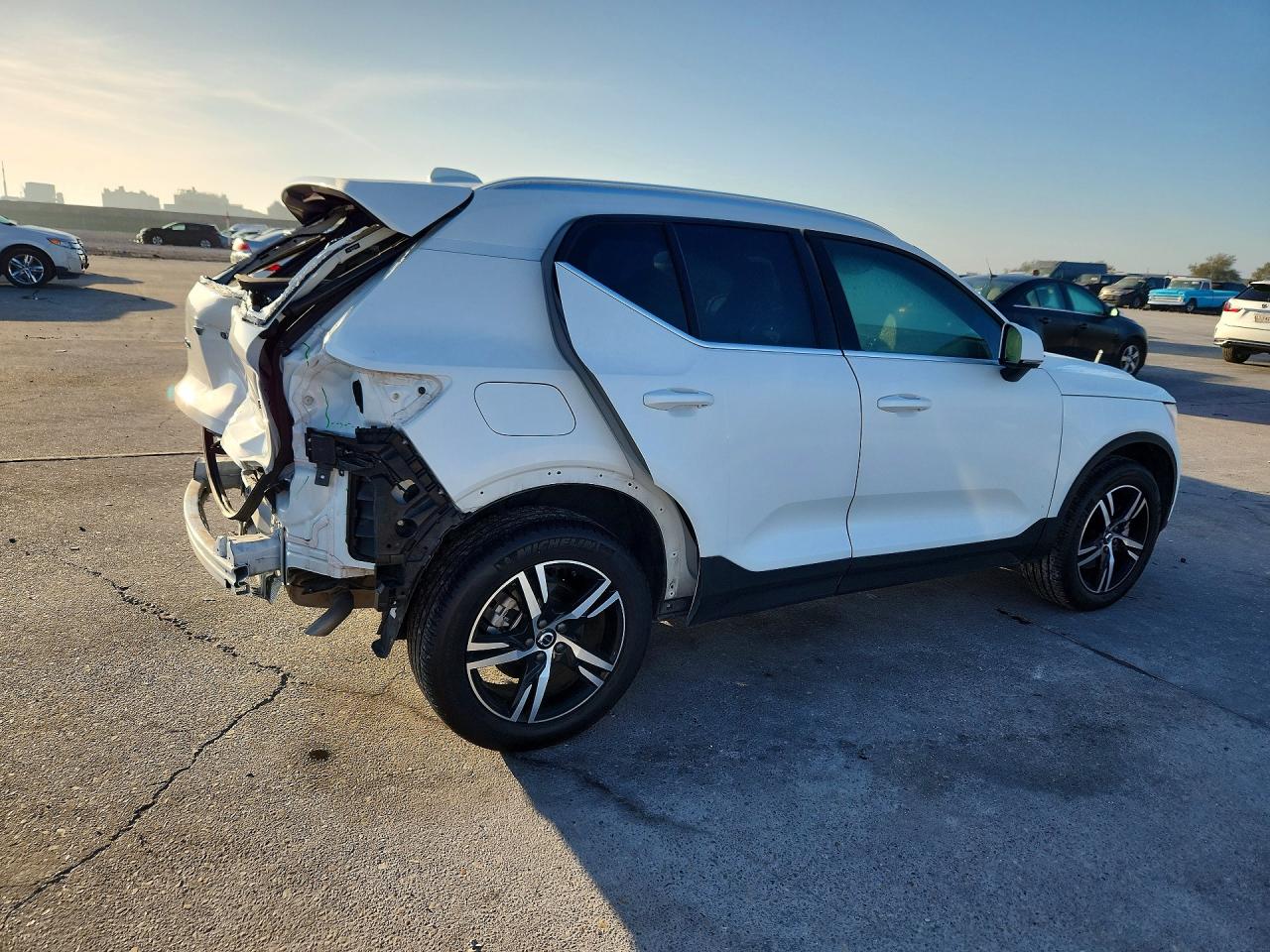 2024 VOLVO XC40 CORE photo 3