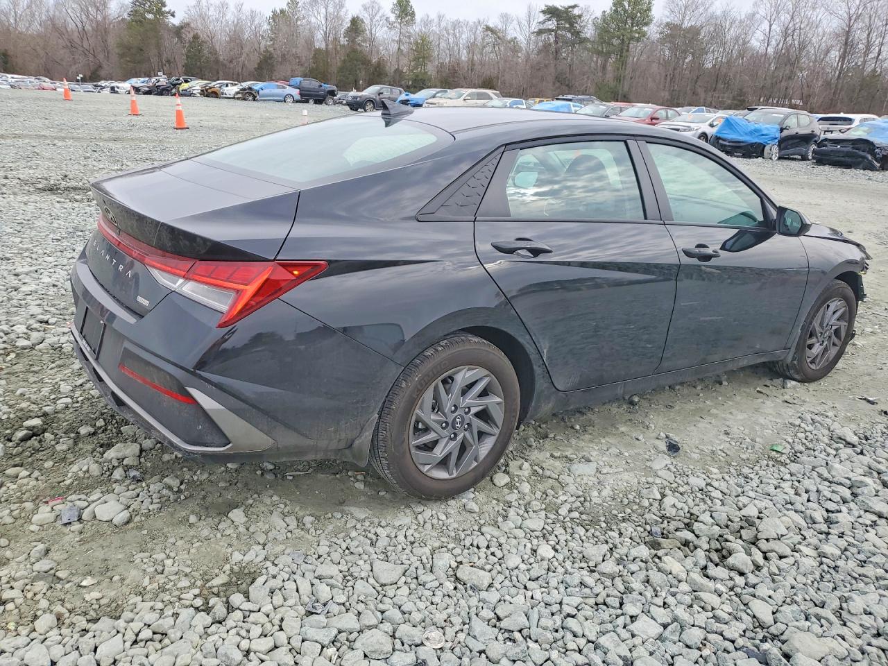 2025 HYUNDAI ELANTRA BLUE photo 5