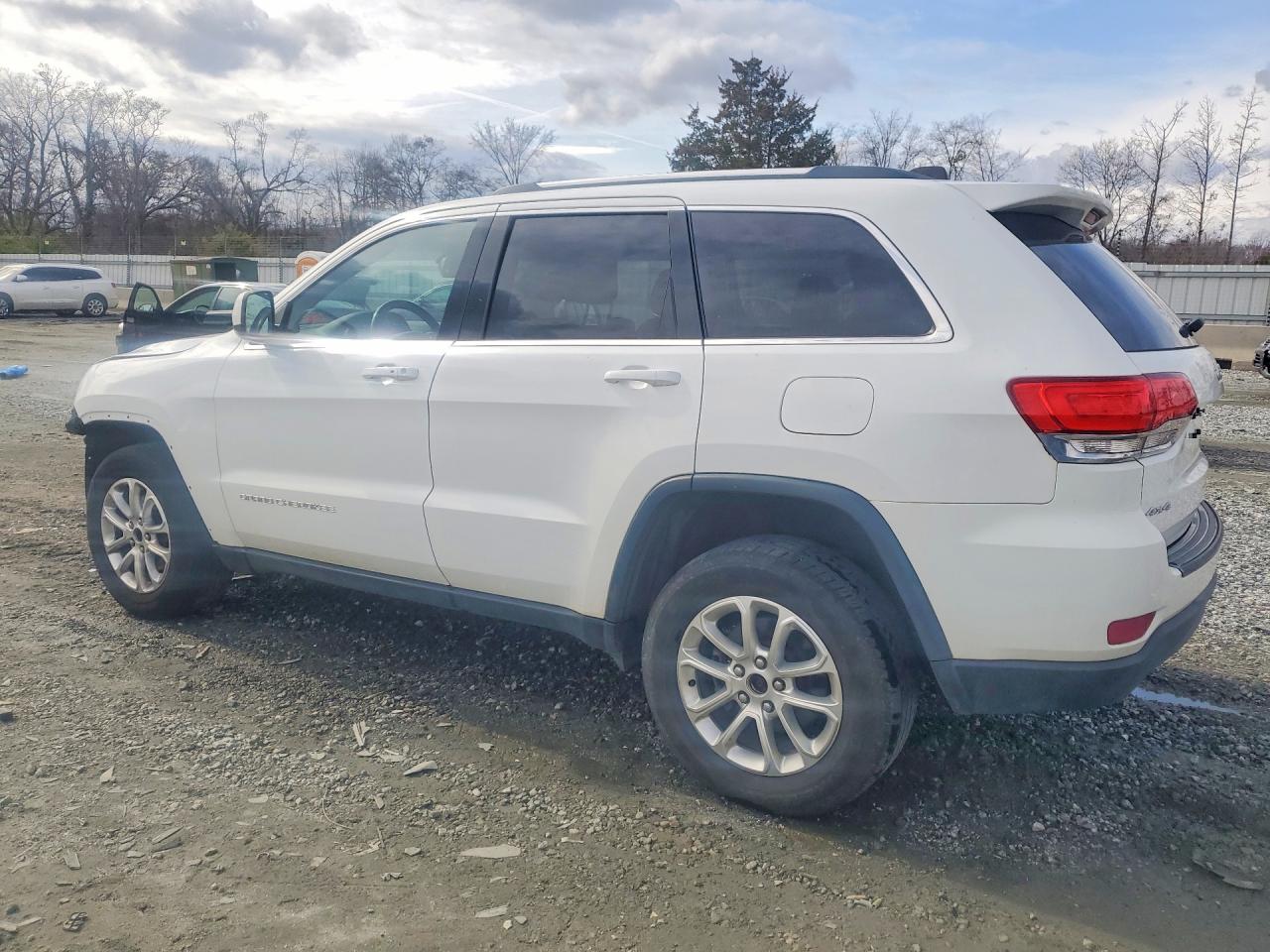 2015 JEEP GRAND CHEROKEE LAREDO photo 2