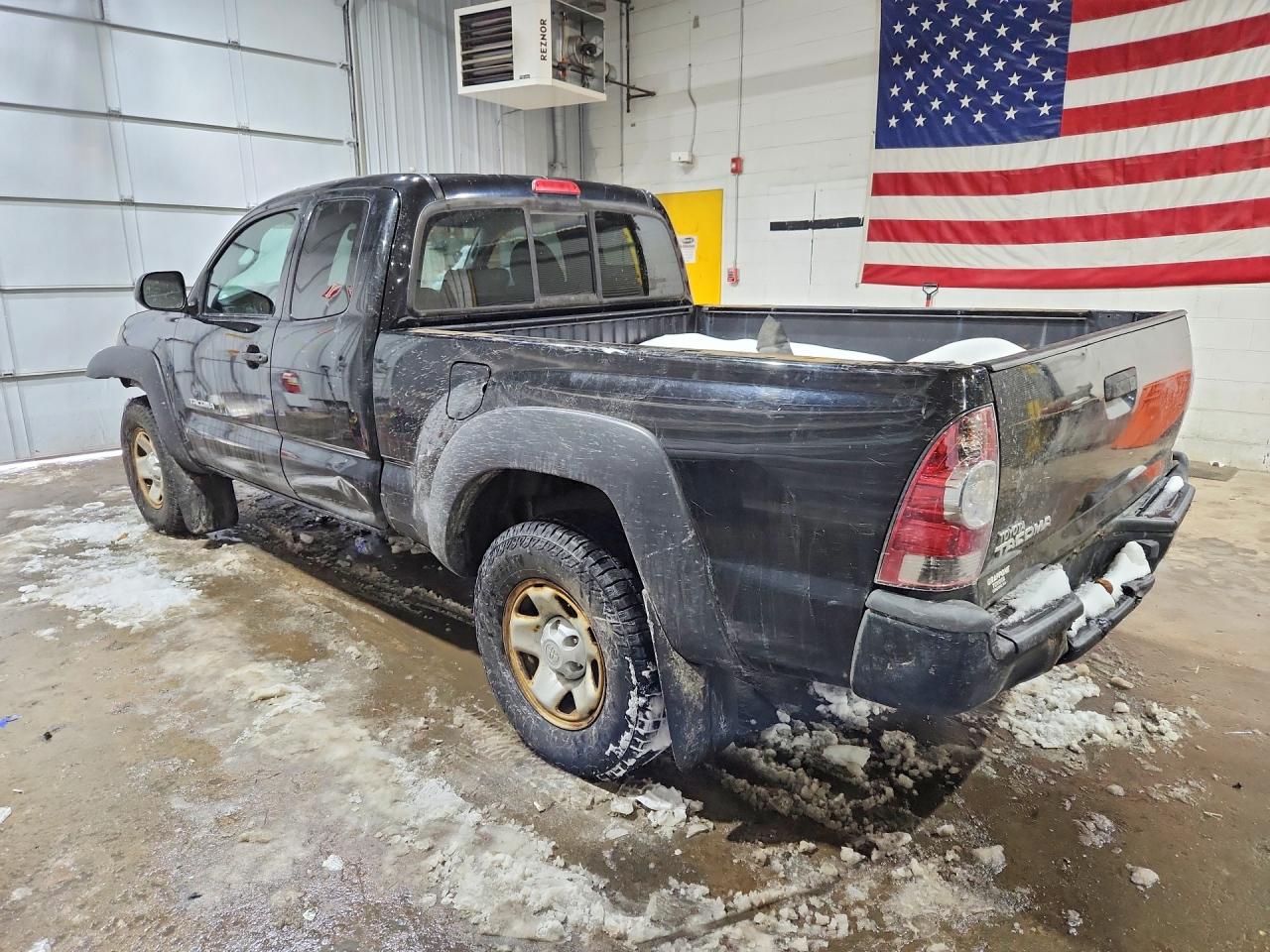 2013 TOYOTA TACOMA photo 2