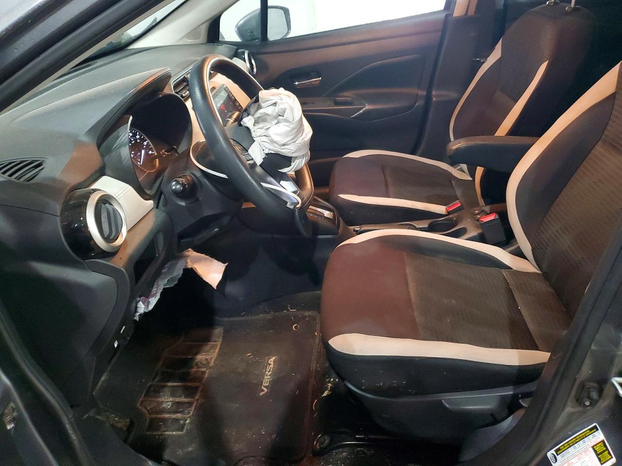 2020 NISSAN VERSA SV photo 13