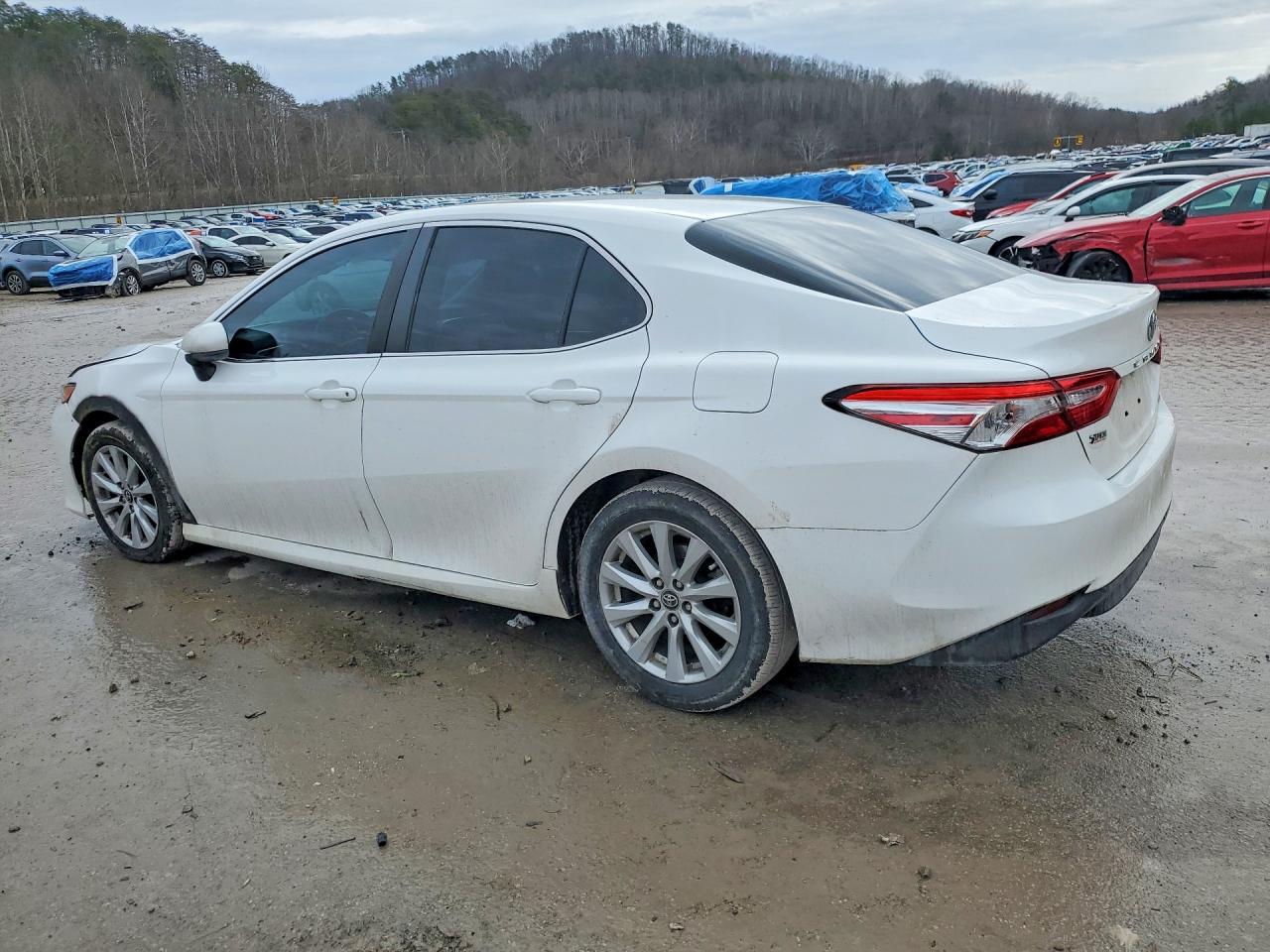 2018 TOYOTA CAMRY L photo 3