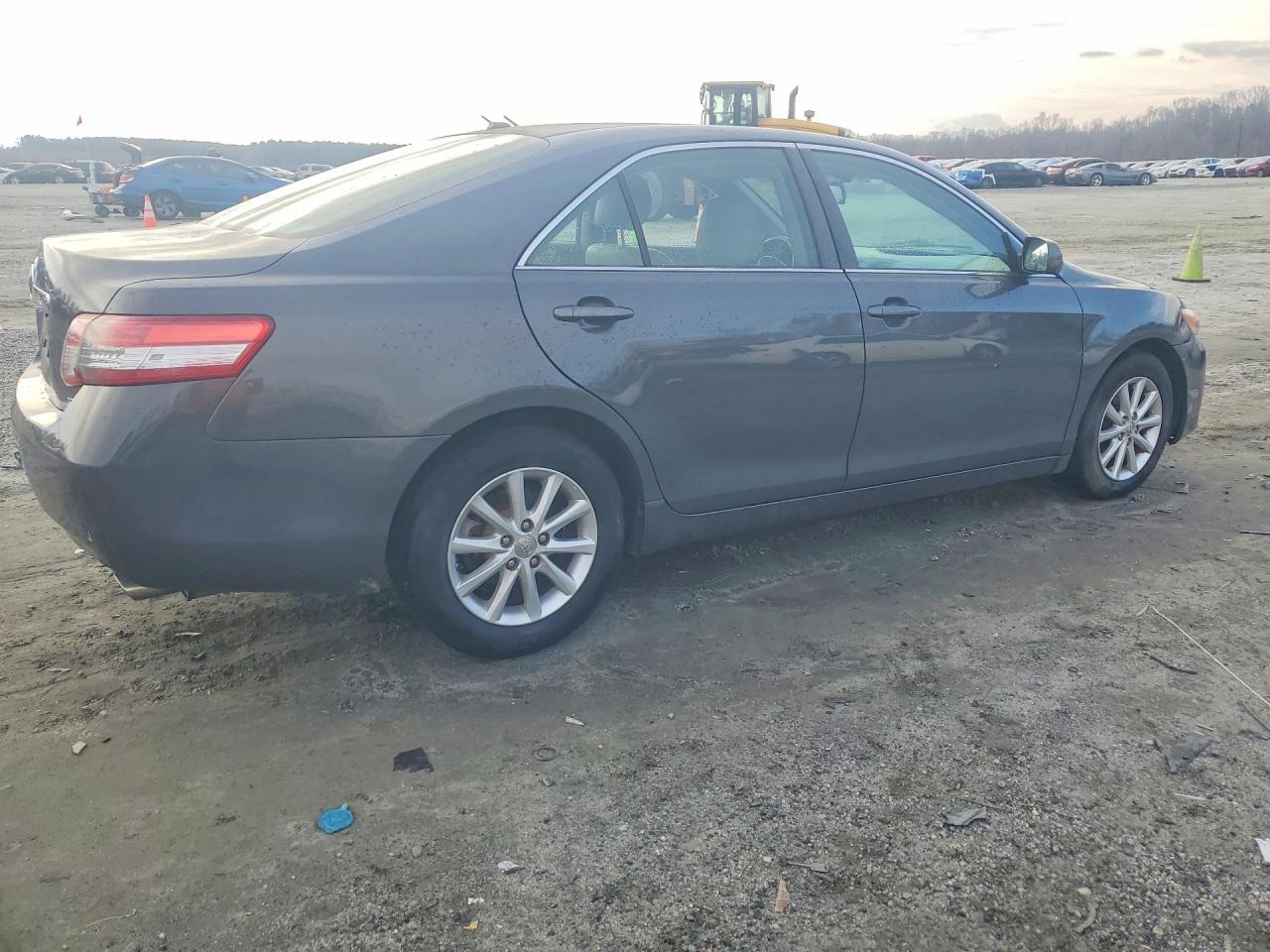 2011 TOYOTA CAMRY XLE photo 3