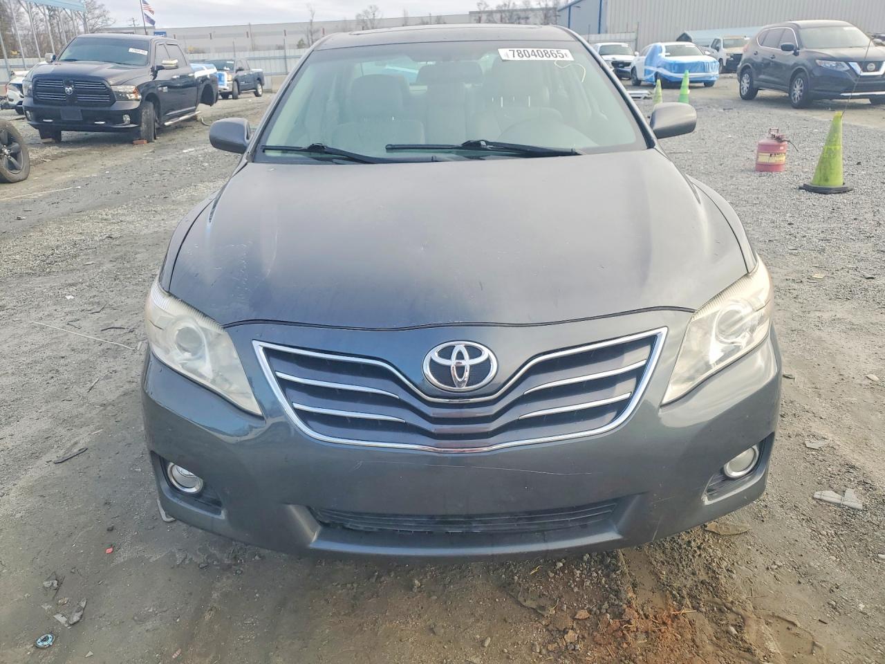 2011 TOYOTA CAMRY XLE photo 5