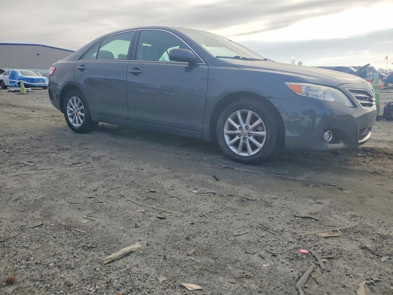 2011 TOYOTA CAMRY XLE photo 4