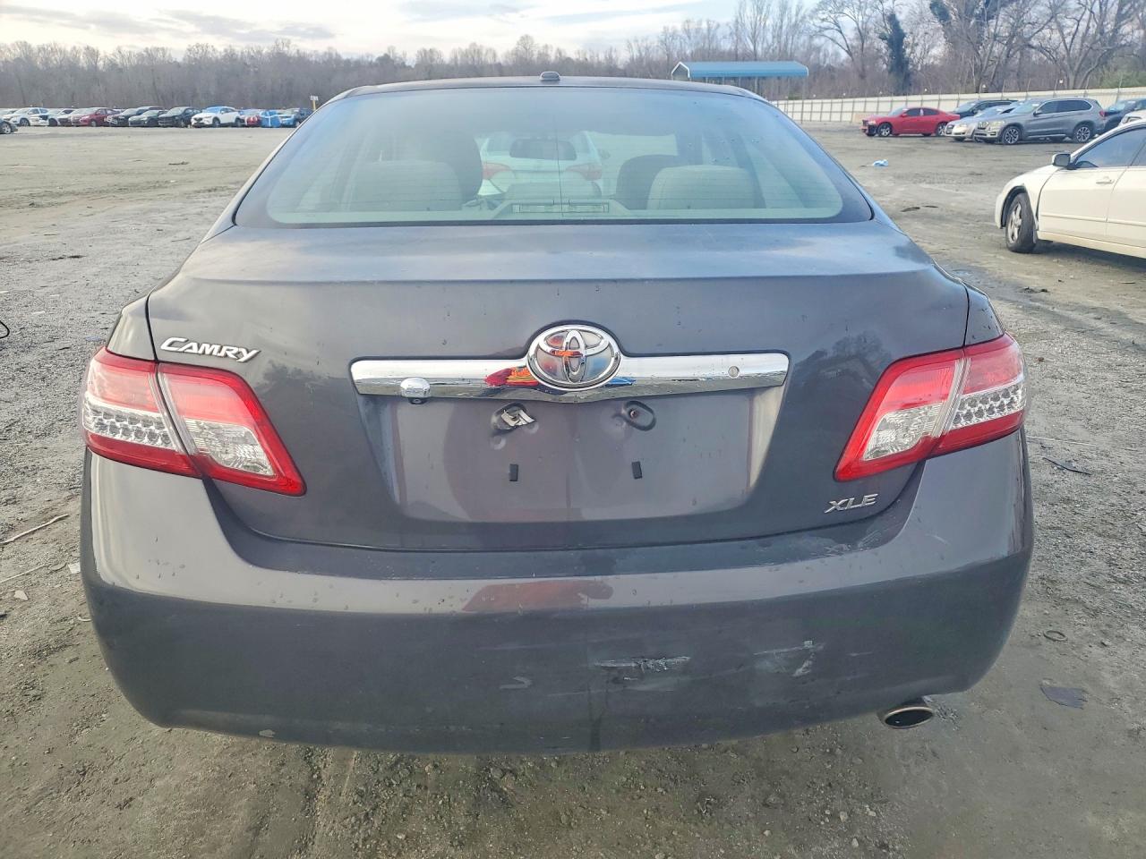 2011 TOYOTA CAMRY XLE photo 6