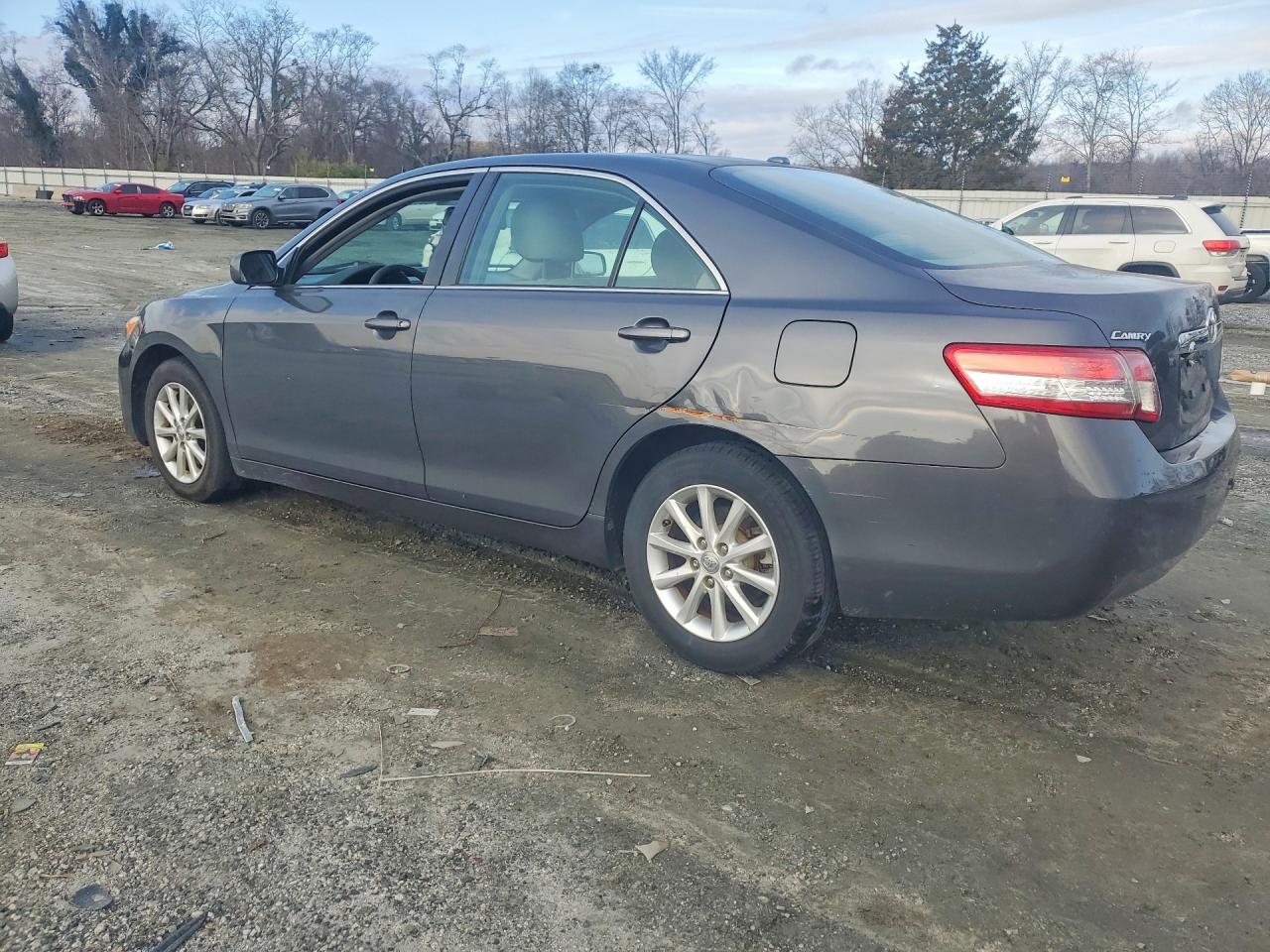 2011 TOYOTA CAMRY XLE photo 2