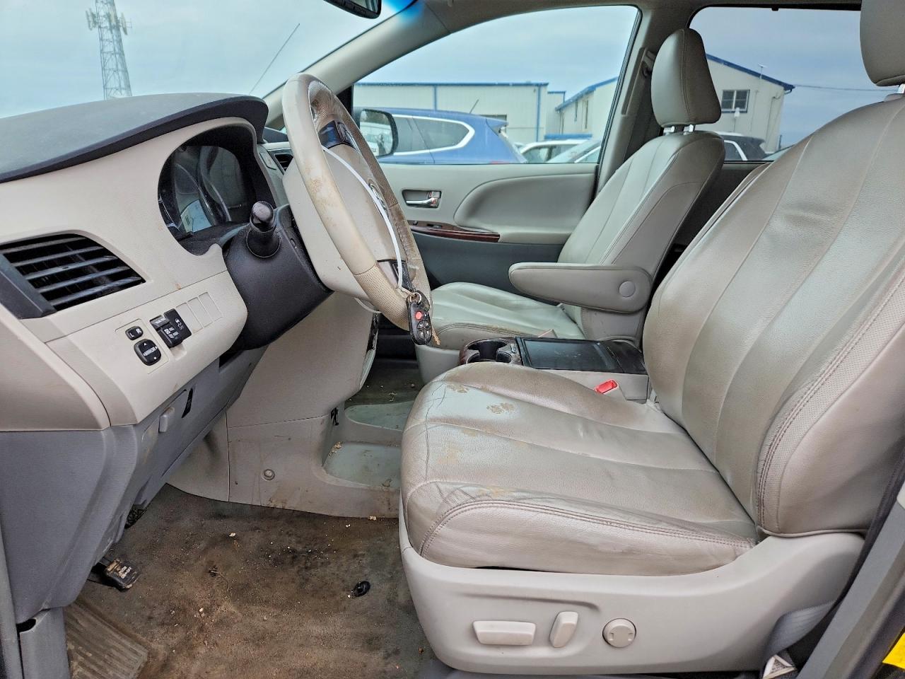 2013 TOYOTA SIENNA photo 13
