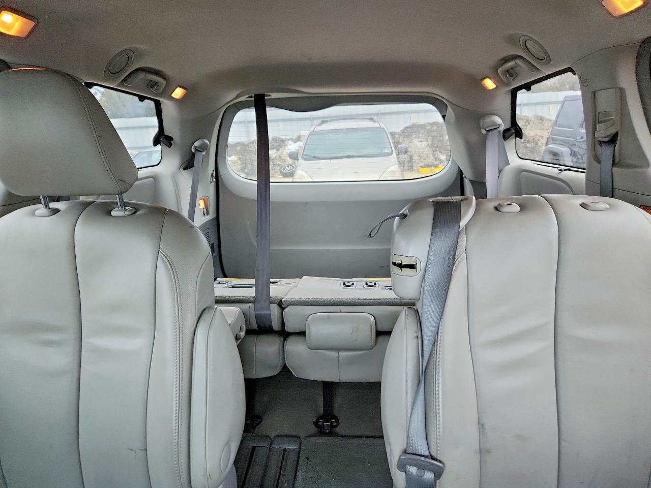 2013 TOYOTA SIENNA photo 19
