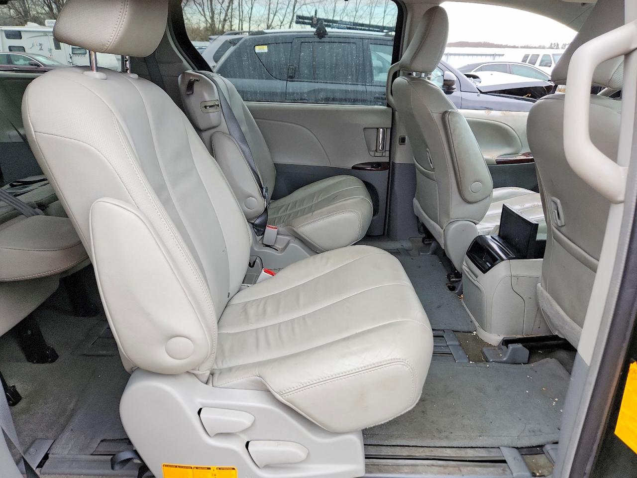 2013 TOYOTA SIENNA photo 21