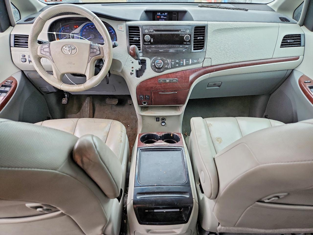 2013 TOYOTA SIENNA photo 15