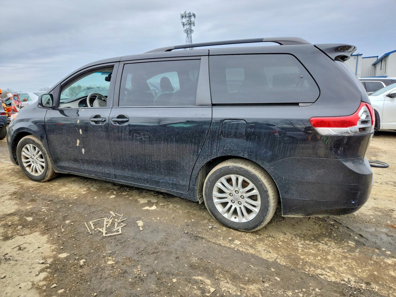 2013 TOYOTA SIENNA photo 3