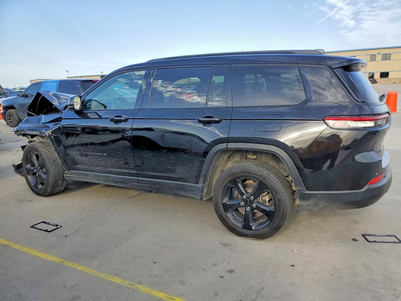 2022 JEEP GRAND CHEROKEE L LAREDO photo 3