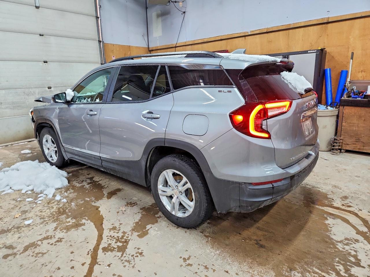 2024 GMC TERRAIN SLE photo 3
