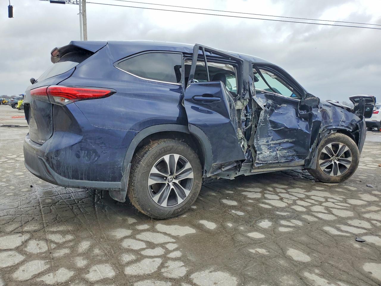 2021 TOYOTA HIGHLANDER XLE photo 5