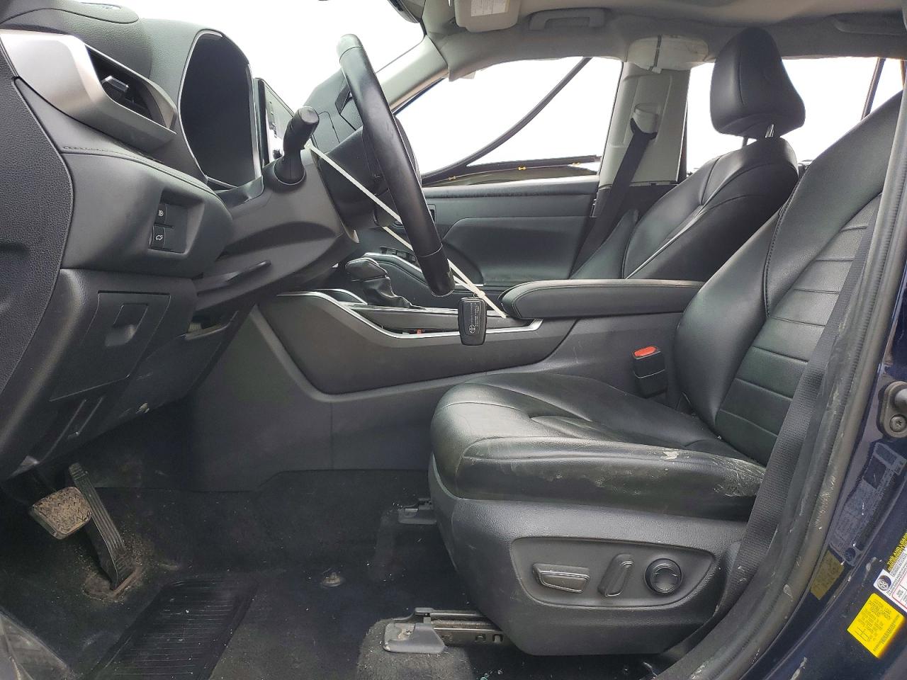 2021 TOYOTA HIGHLANDER XLE photo 13