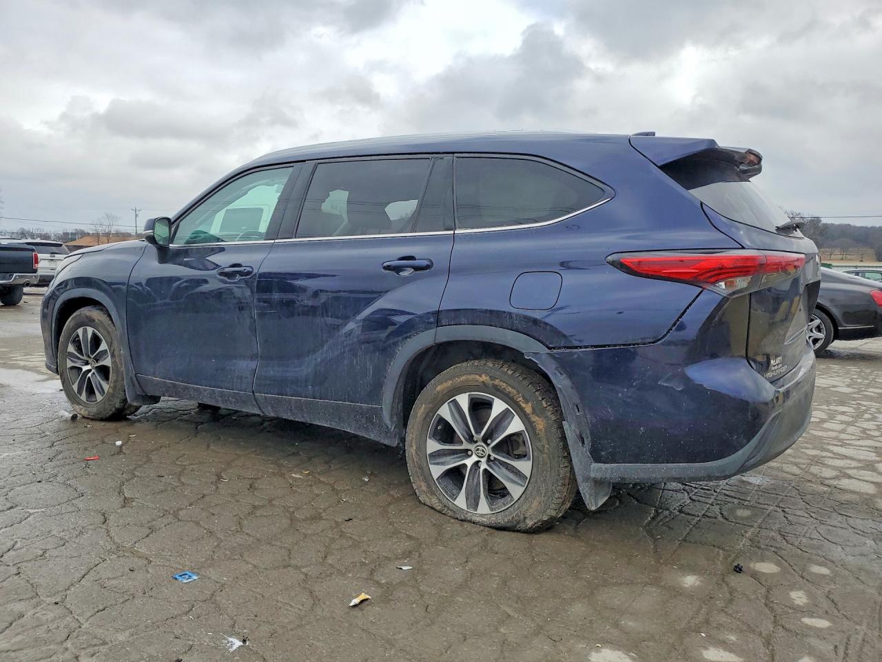 2021 TOYOTA HIGHLANDER XLE photo 3