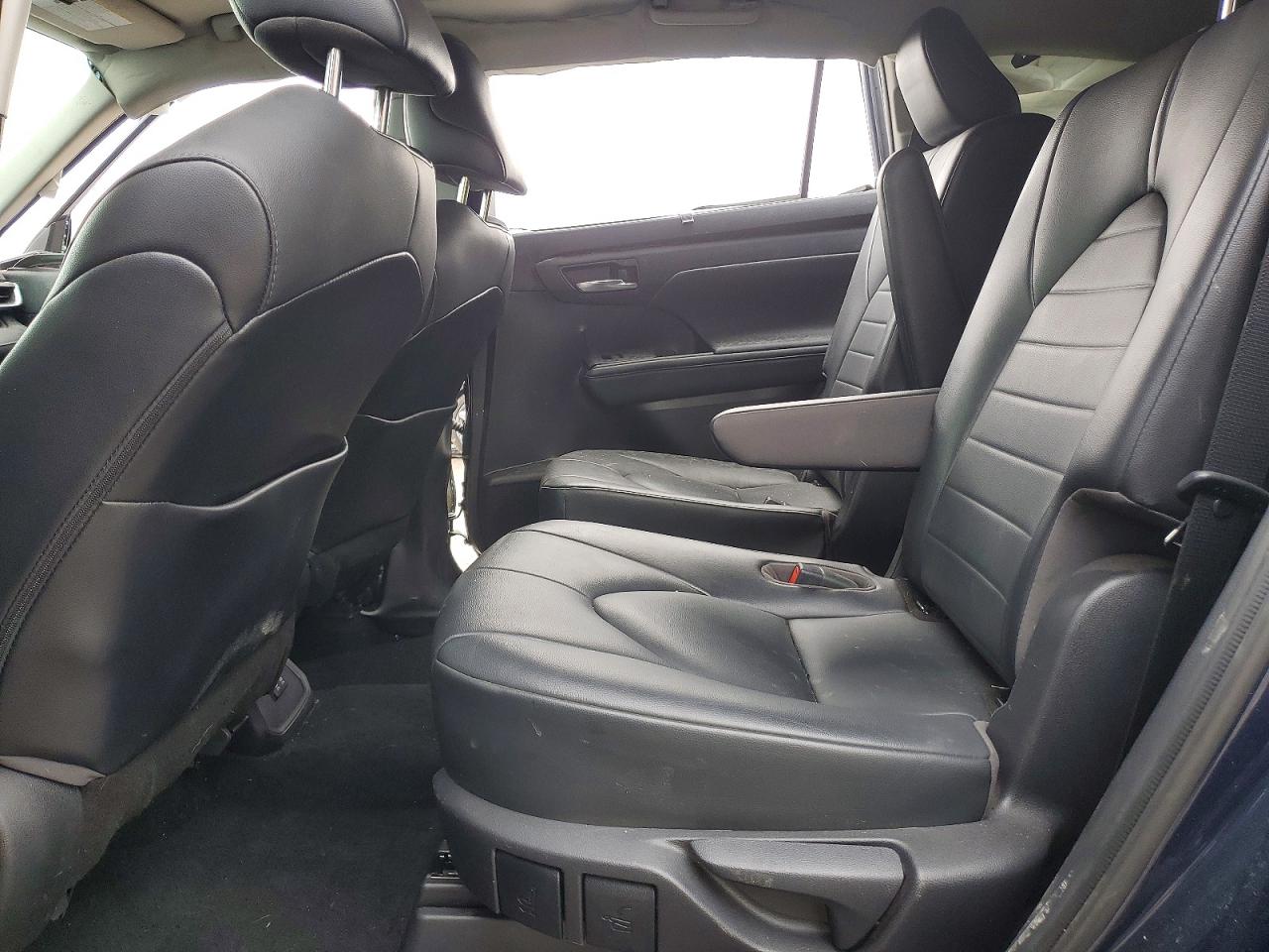 2021 TOYOTA HIGHLANDER XLE photo 21