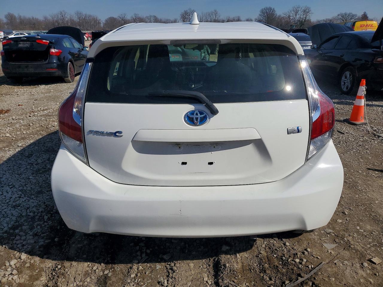2016 TOYOTA PRIUS C photo 16