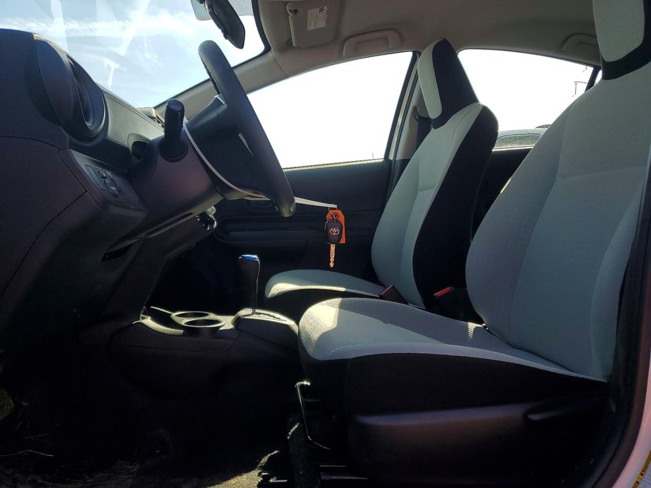 2016 TOYOTA PRIUS C photo 19