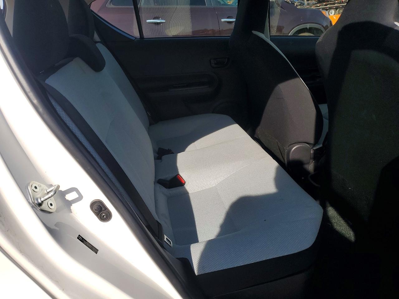 2016 TOYOTA PRIUS C photo 28