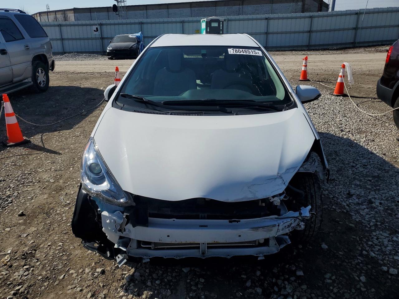 2016 TOYOTA PRIUS C photo 13