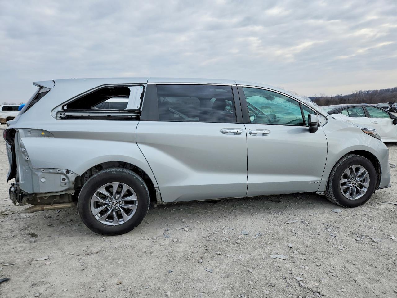 2021 TOYOTA SIENNA photo 3