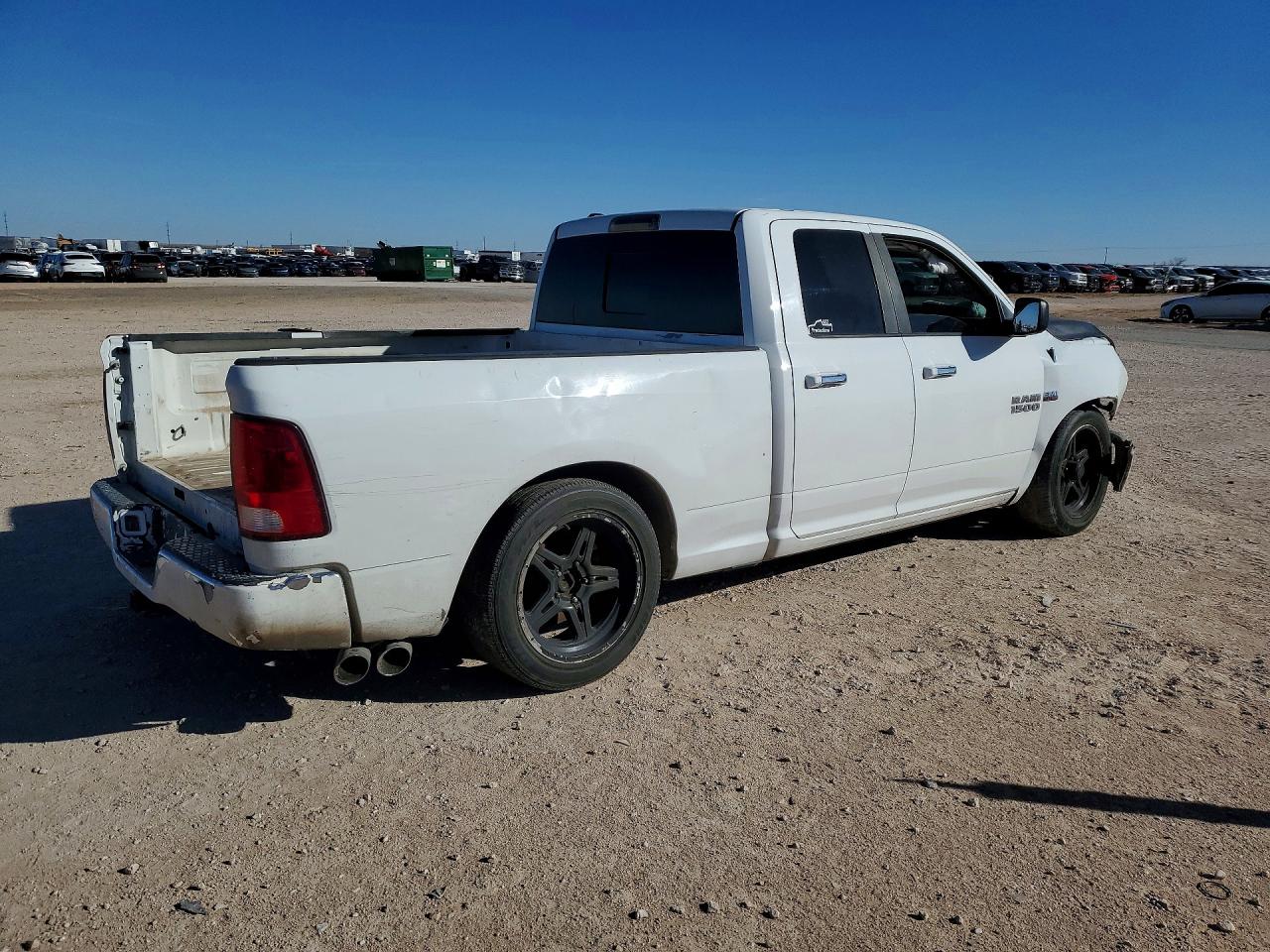2015 RAM 1500 SLT photo 3