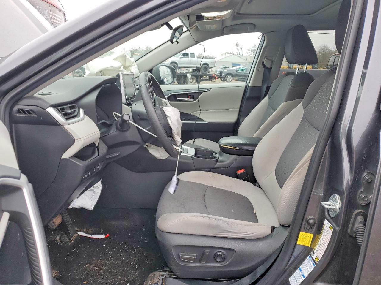2021 TOYOTA RAV4 XLE photo 13