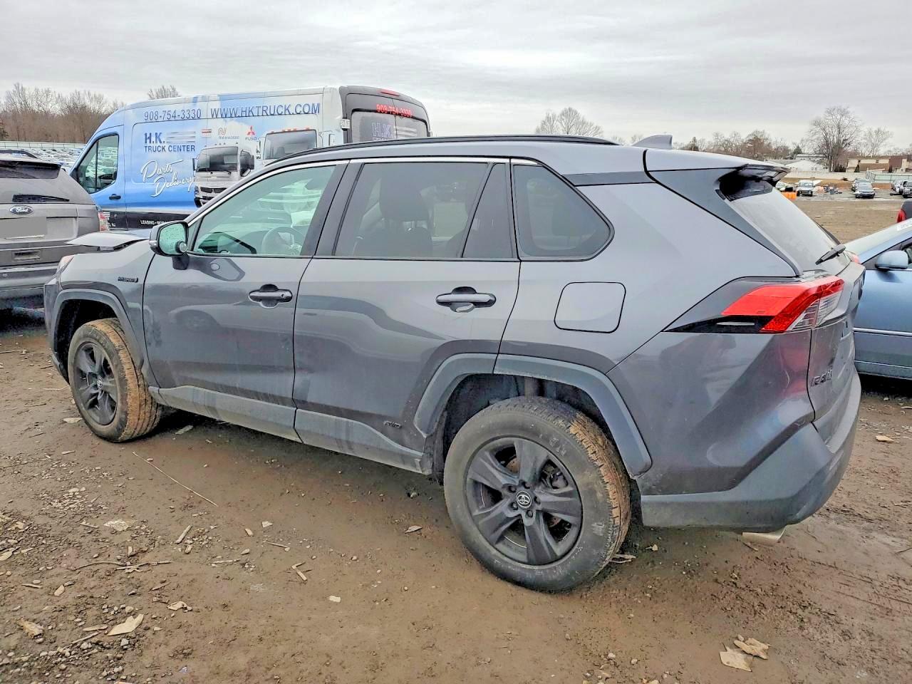 2021 TOYOTA RAV4 XLE photo 3