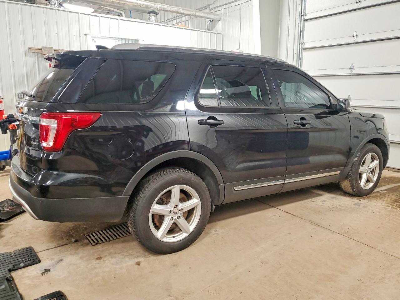 2016 FORD EXPLORER XLT photo 5