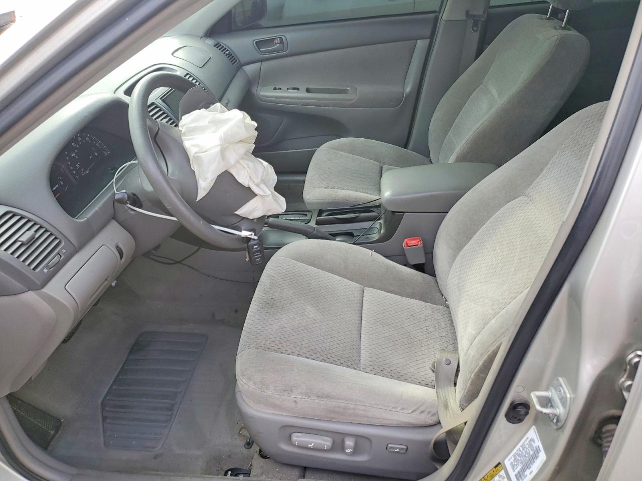 2004 TOYOTA CAMRY LE photo 13