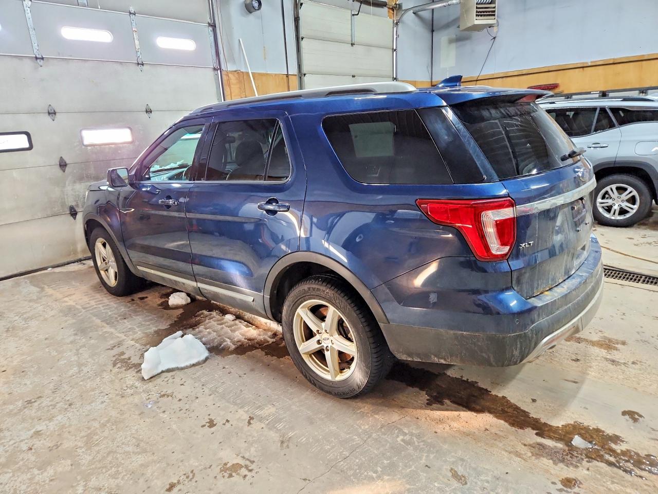 2016 FORD EXPLORER XLT photo 2