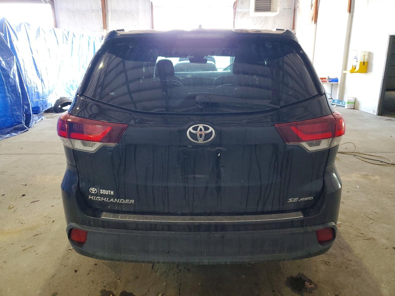 2019 TOYOTA HIGHLANDER SE photo 16