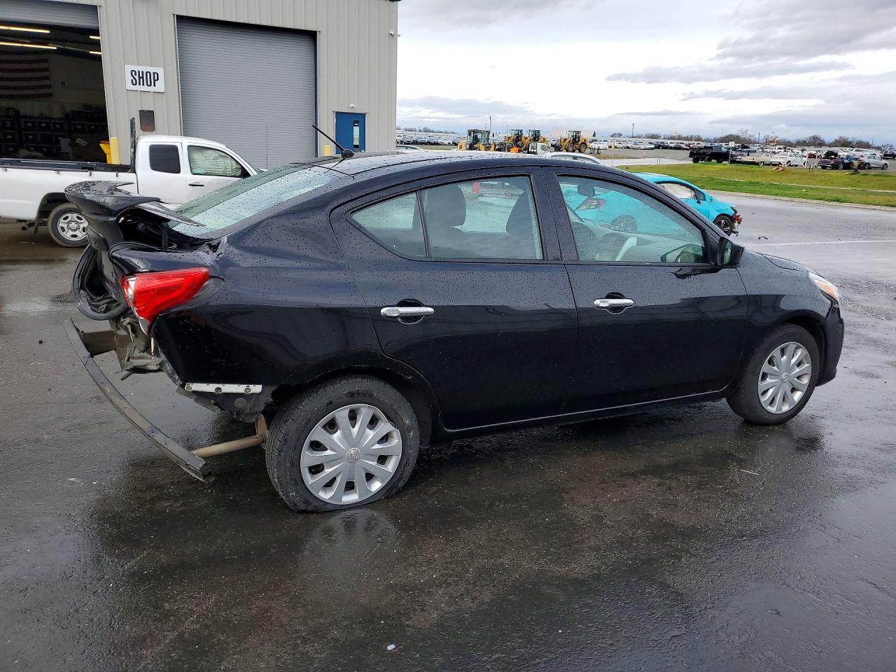 2019 NISSAN VERSA SV photo 3