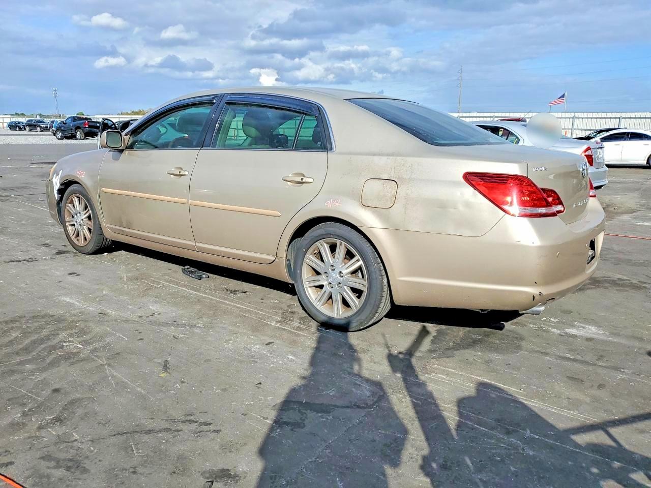 2006 TOYOTA AVALON photo 2