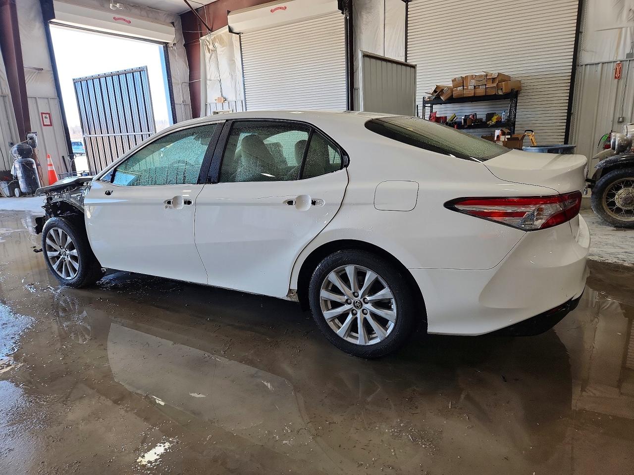 2018 TOYOTA CAMRY LE photo 2