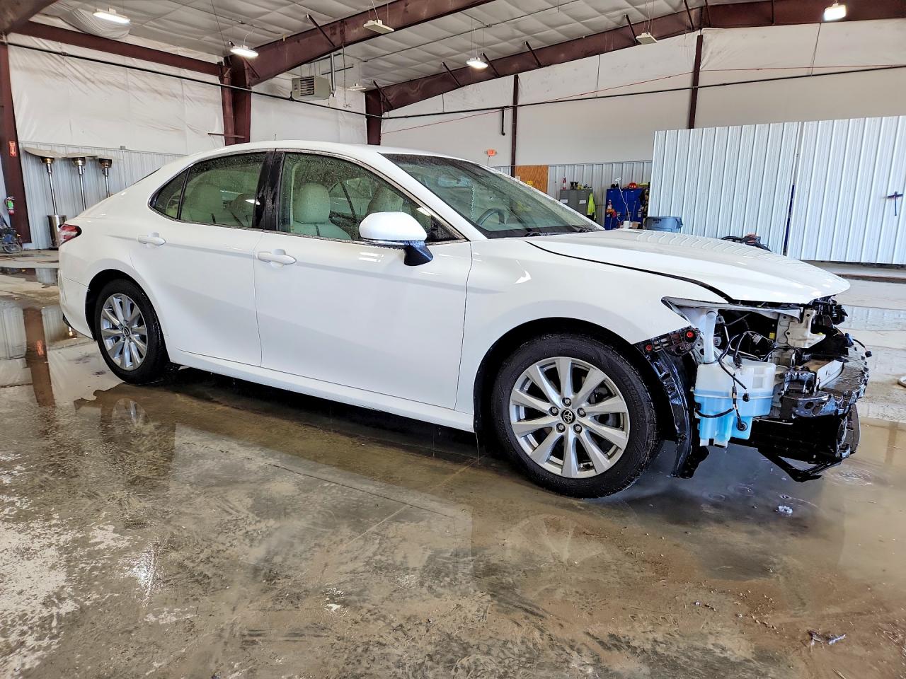 2018 TOYOTA CAMRY LE photo 4